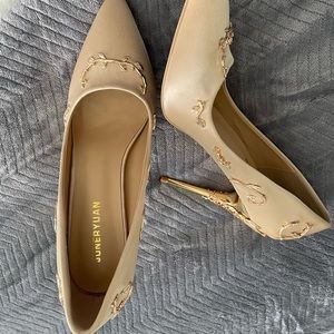 Women’s beige pump